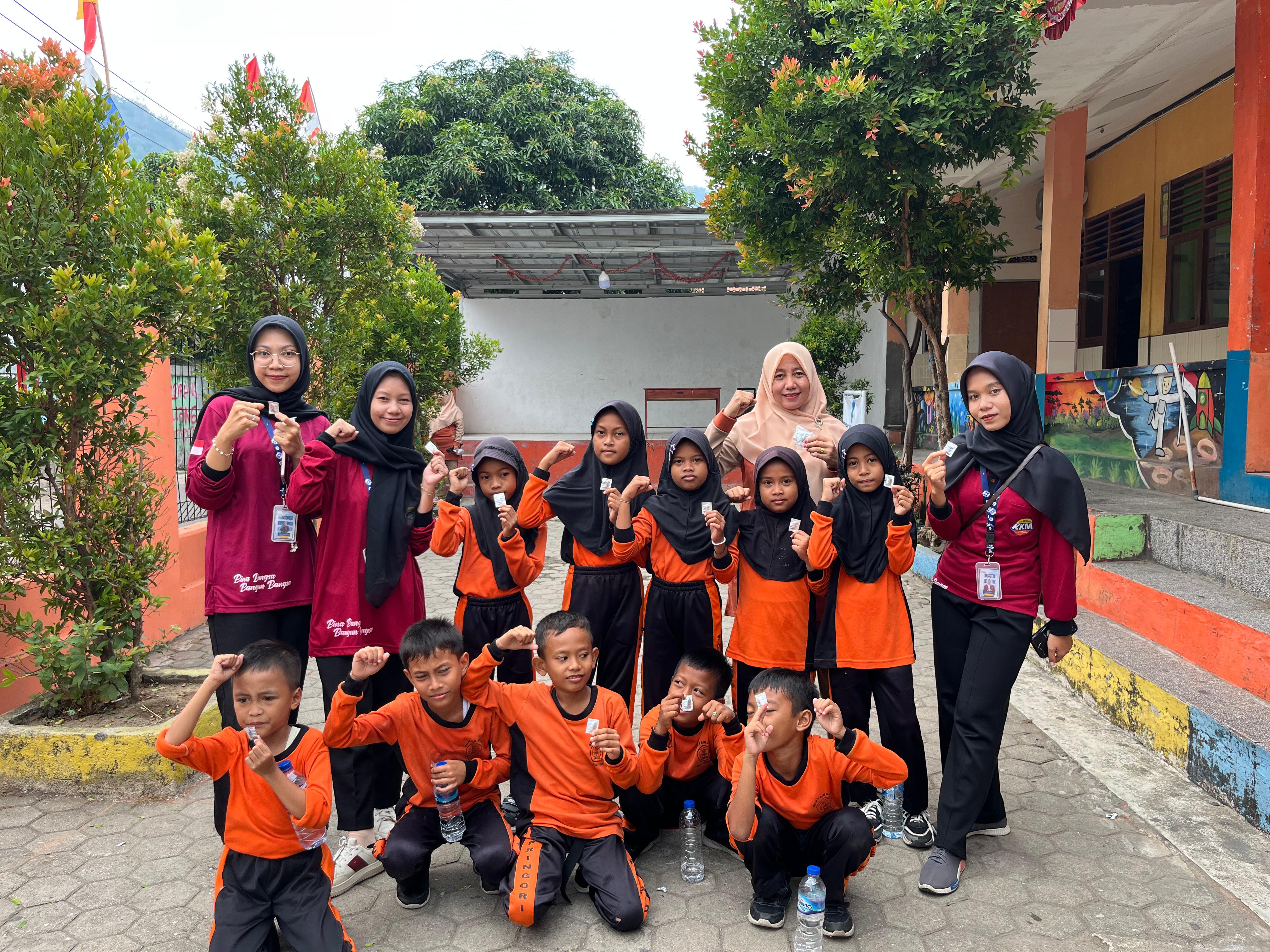Pemberian Obat Cacing SDN Pringori